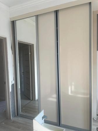 Срочно продам встроенный шкаф с зеркалом