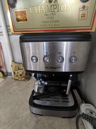 Кофеварка рожковая Scarlett SC-CM33022 серебристый