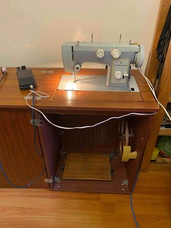 Продам швейную машину Чайка 142 М. Ножная/электрическая