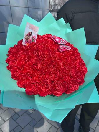 Букеты из 51 атласной розы с подсветкой долговечные