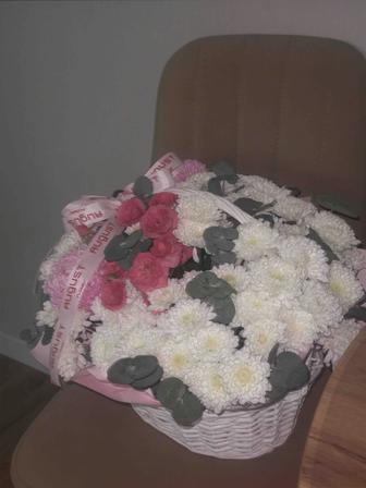 Цветы в корзине