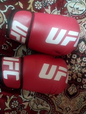 Продаеться боксерская перчатка (UFC), с автографом Даулет Даукенов