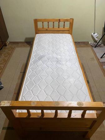 Кровать деревянная