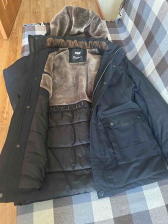 Продается куртка в отличном состоянии черного цвета одел только один раз.