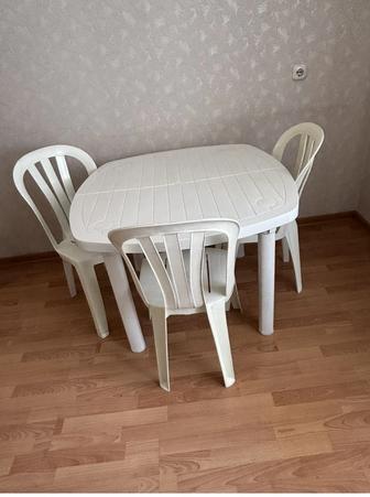 Комплект Стол и три стула пластиковые