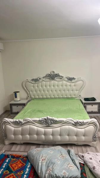 Хороший не дорогой ( кровать с двумя тумбочками и с матрасом)