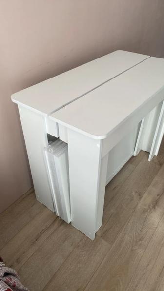 Продам стол трансформер. Раскладывается на 4 метра, цвет белый. Новый. 60т