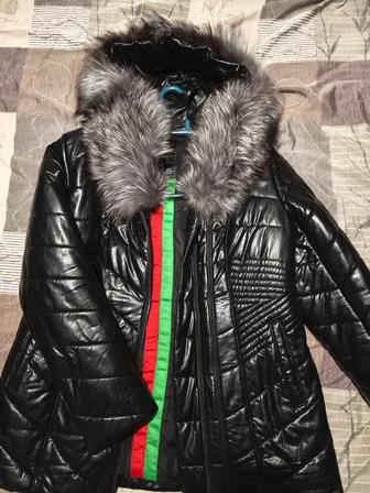 Продам теплую модную куртку