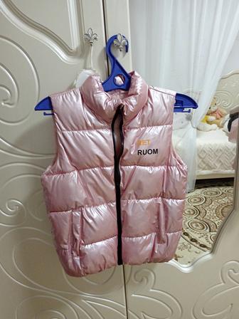 Безрукавка в идеальном состоянии.