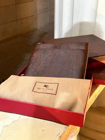 Продается барсетка в итальянском стиле, имеется коробка, пыльник
