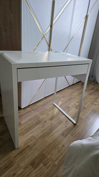 Продам письменный стол Икеа в новом состоянии.
