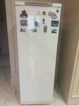 Продам вертикальную морозильную камеру