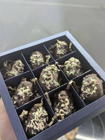 Финики с миндалем в шоколаде