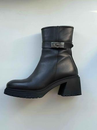 Продам зимние женские ботинки