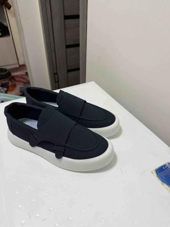 Продаю лоферы слипоны мужские