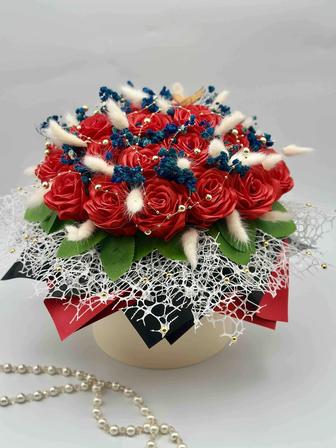 Розы из атласных лент