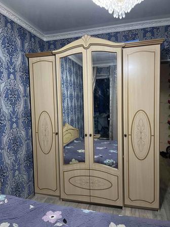 Продам зеркальный шкаф