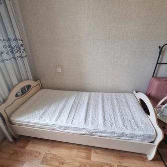 Кровать с матрасом
