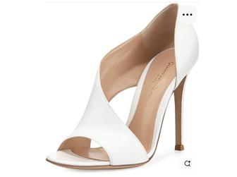 Продам босоножки белые на каблуке