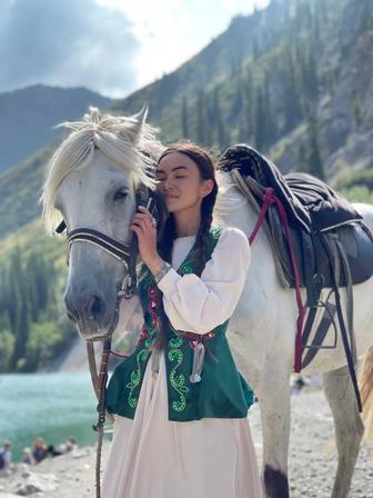 Национальный этно костюм белое платье и зеленый камзол