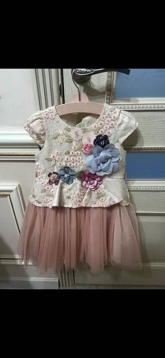 Продам детские платья. На 2-4 г. В отличном состоянии