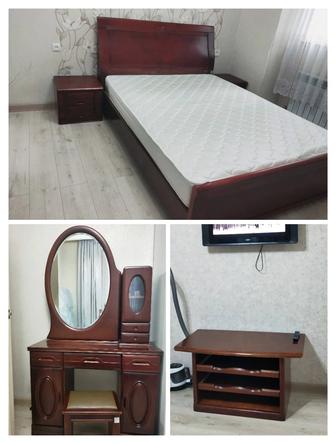 Кровать, прикроватные тумбы, туалетный столик с зеркалом, журнальный столик