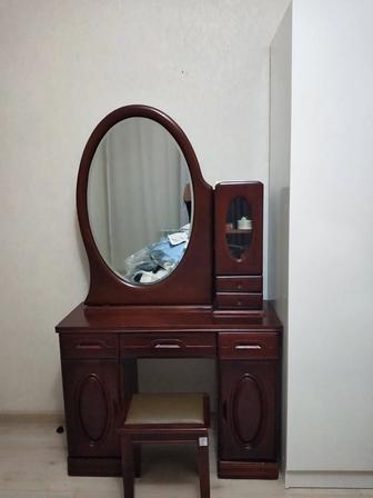 Туалетный столик с зеркалом и стулом