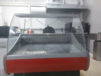 Холодильная витрина в отличном состоянии стекло целое охлаждает быстро