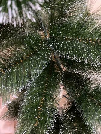 Новую пышную елку продам игрушками гирлянда .