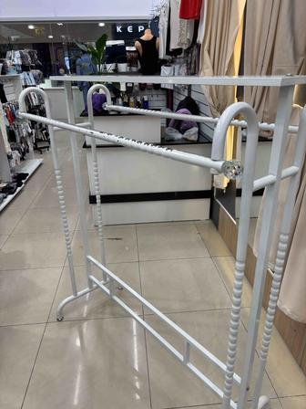 Стойка для одежды в отличном состоянии! Идеально для магазина или бутика