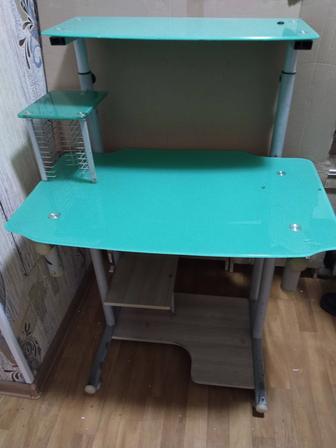 Продам компьютерный стол -парта.