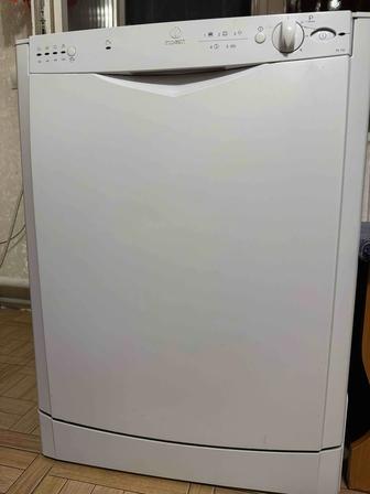 Продаю б/у посудомоечную машину Indesit 550