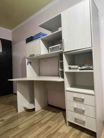 Компьютерный стол с полками