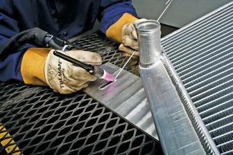 Сварщик глушителя , аргон