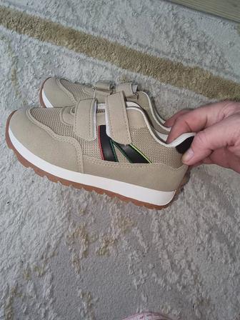 Продам новые кроссовки