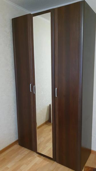 Спальня б/у кровать с матрасом, 2 тумбочки, шкаф