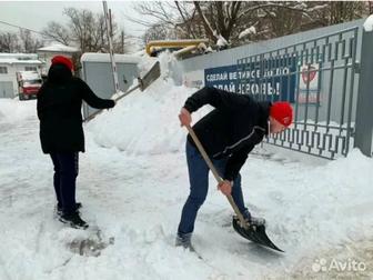 Уборка снега ручным способом .