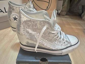 Высокие кеды на танкетеке с пайетками серебристого цвета новые Convers