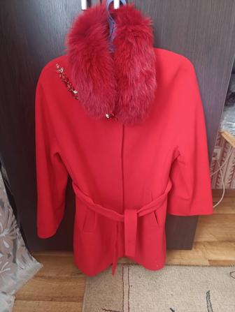 Продам красное пальто