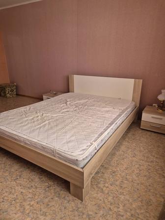 Продам кровать с матрасом, 2 тумбочками