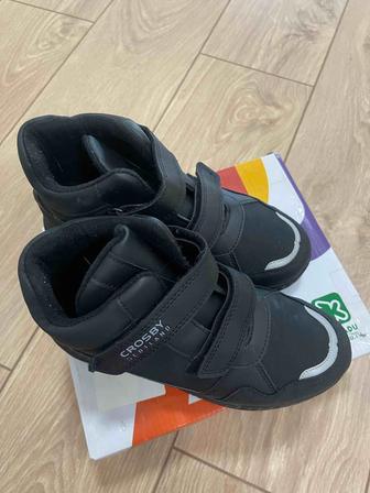 Продам детские ботинки