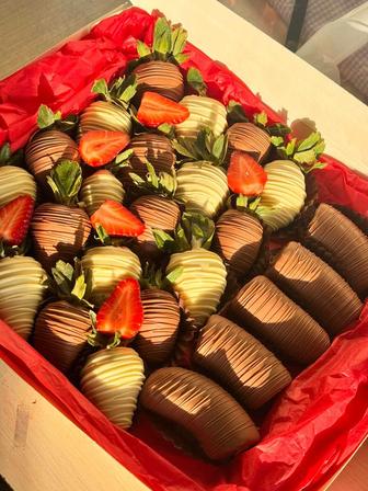 клубника/банан/ финики в шоколаде