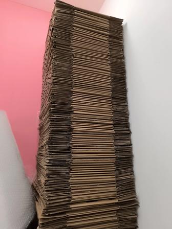 Плотные картонные коробки из под масла много