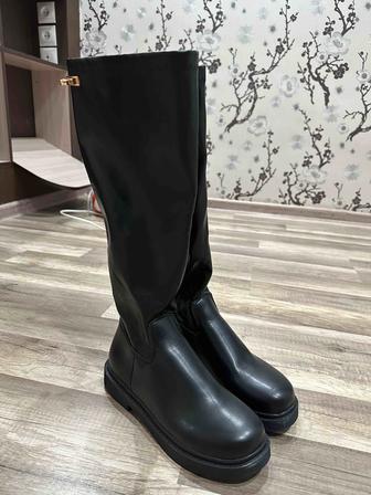 Продается новые женские сапоги