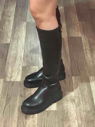 Продается новые женские сапоги