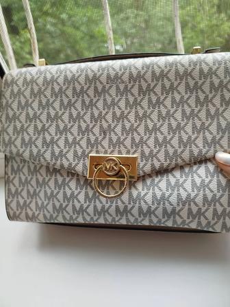 Сумочка Michael Kors.