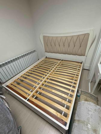 Продаю кровать без матраса