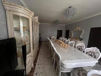 Стол с 16 стульями