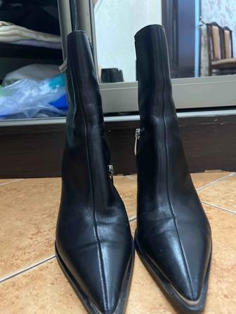 Продам женские ботинки
