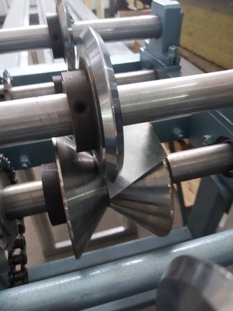 Прокат Г-образного профиля из оцинкованного металла, толщиной 0,7 - 1,2 мм.